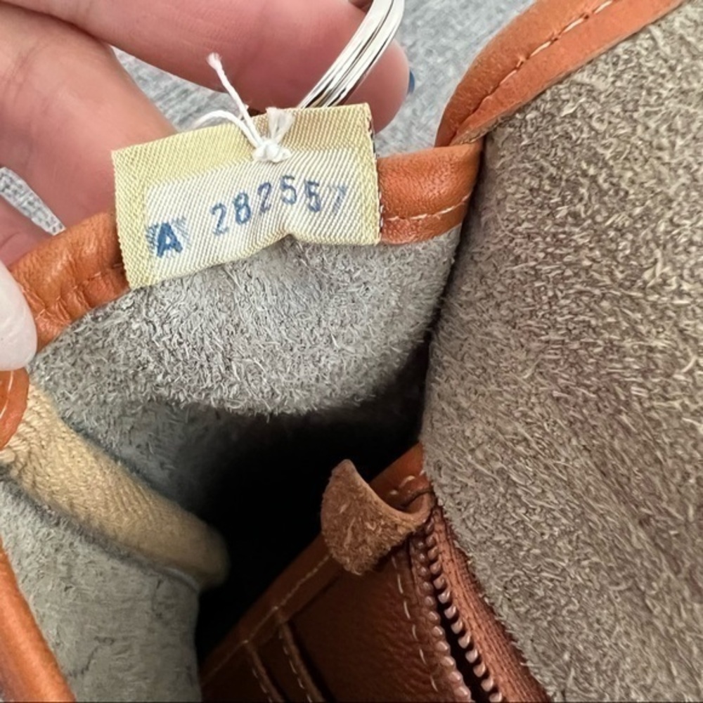 Dooney & Bourke | Vintage All Weather Pebbled Soft Leather Handbag - Picture 11 of 14